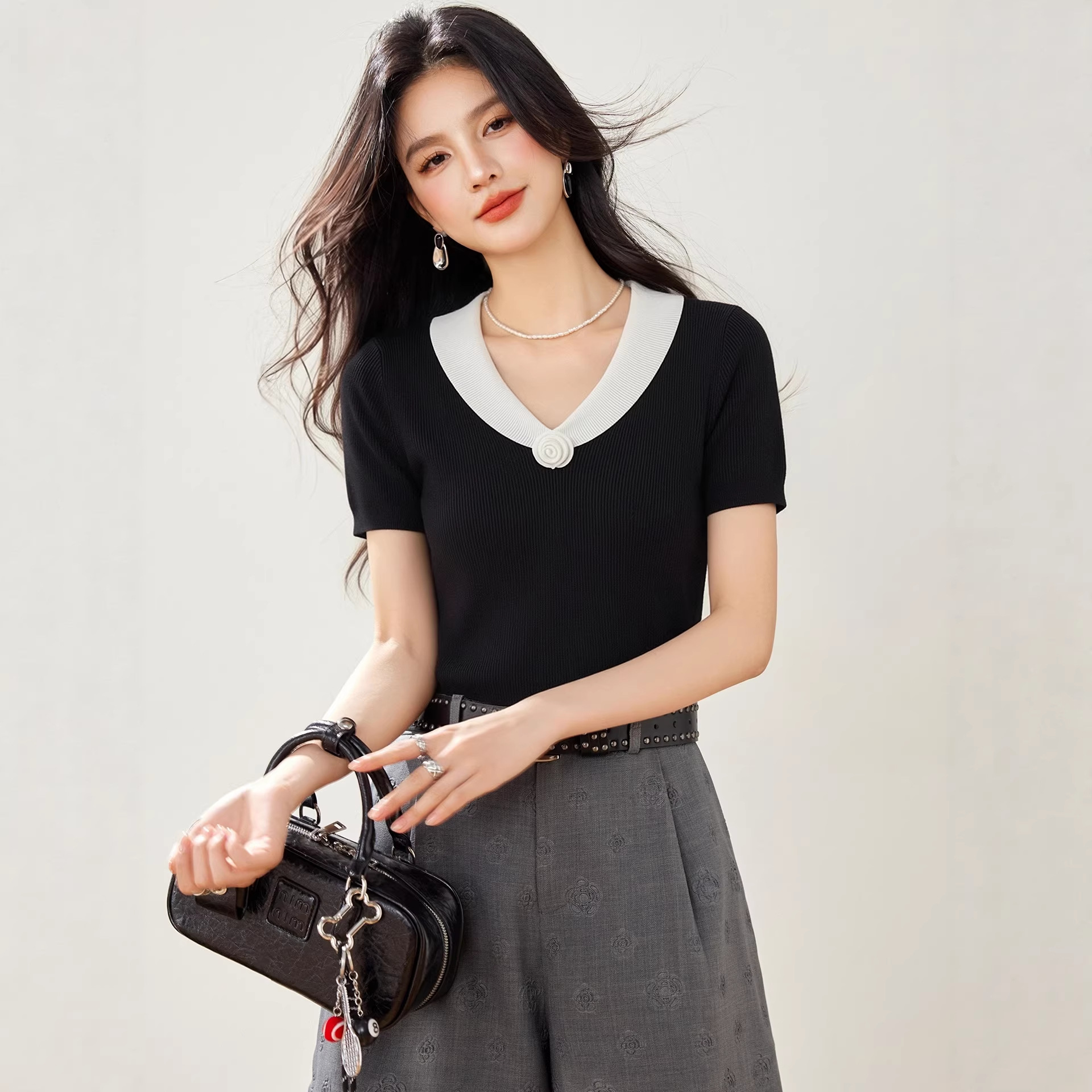 Color-blocked V-neck short sleeve knitted top for women, stylish and slimming short fit, perfect for
