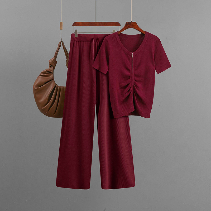 Conjunto de top y pantalones anchos color burdeos