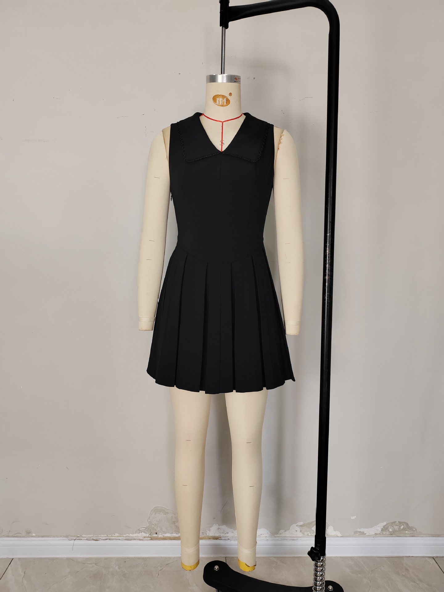 Black slim-fit V-neck mini dress - Vilmere