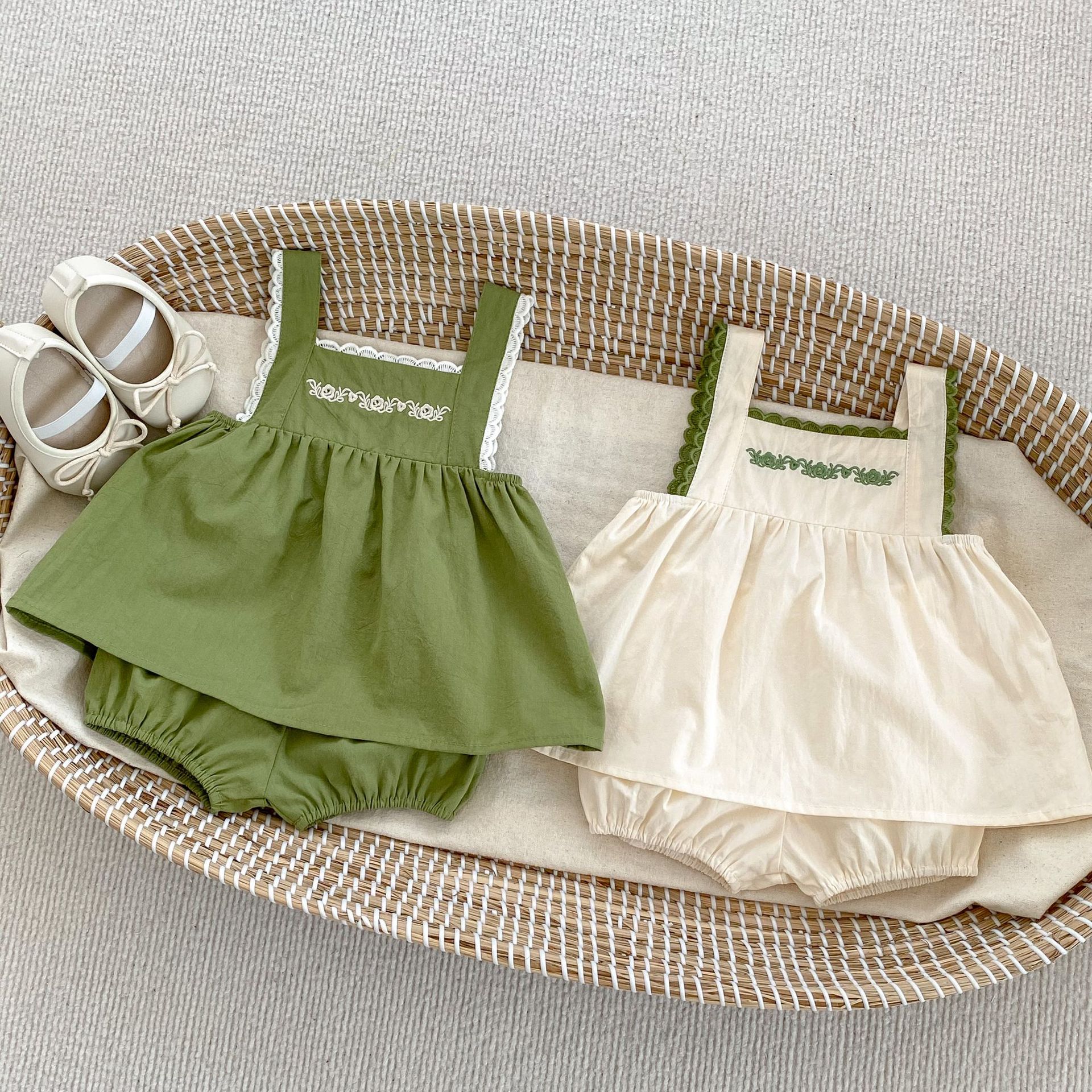 Cute Summer New Baby Girl Two-Piece Set with Strap Shorts and Sleeveless Lace Blouse, Fresh and