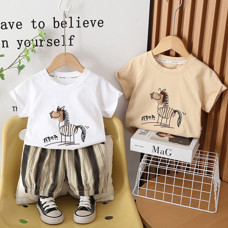 Two piece set of casual short sleeved shorts for children and babies