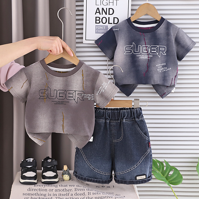 Two piece set of short sleeved clothes for baby boys