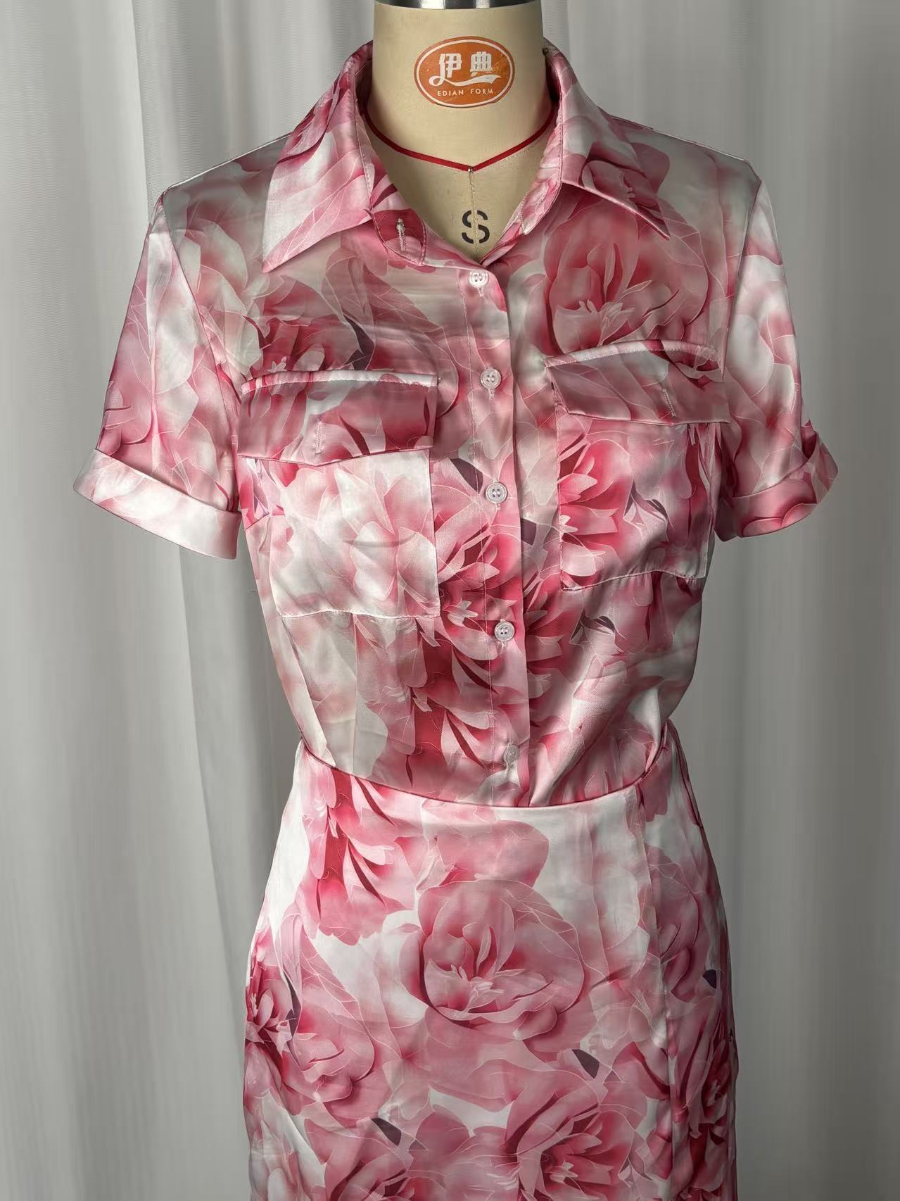 Rose floral two-piece set back view – slim shirt and mini skirt resort outfit