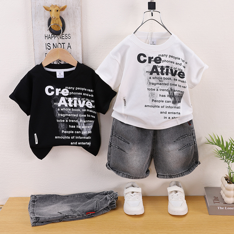 Two piece set of short sleeved shorts with letters