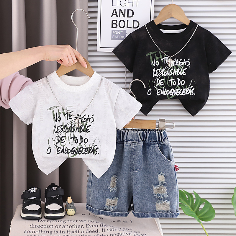 Two piece set of short sleeved shorts for boys in summer