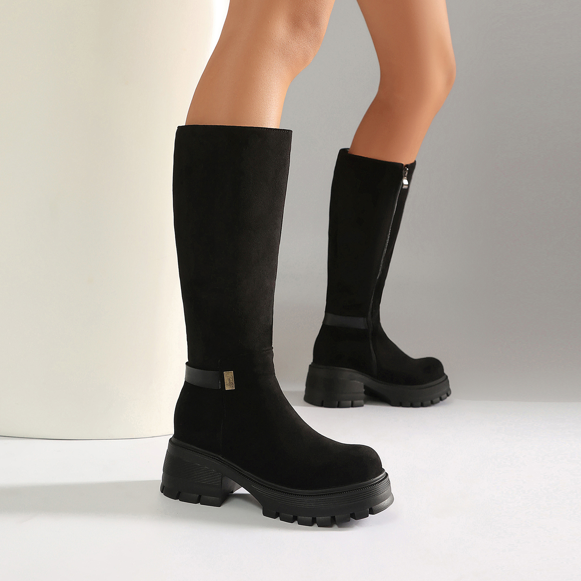 Women's chunky heel boots – close-up of round toe and lug sole platform detail