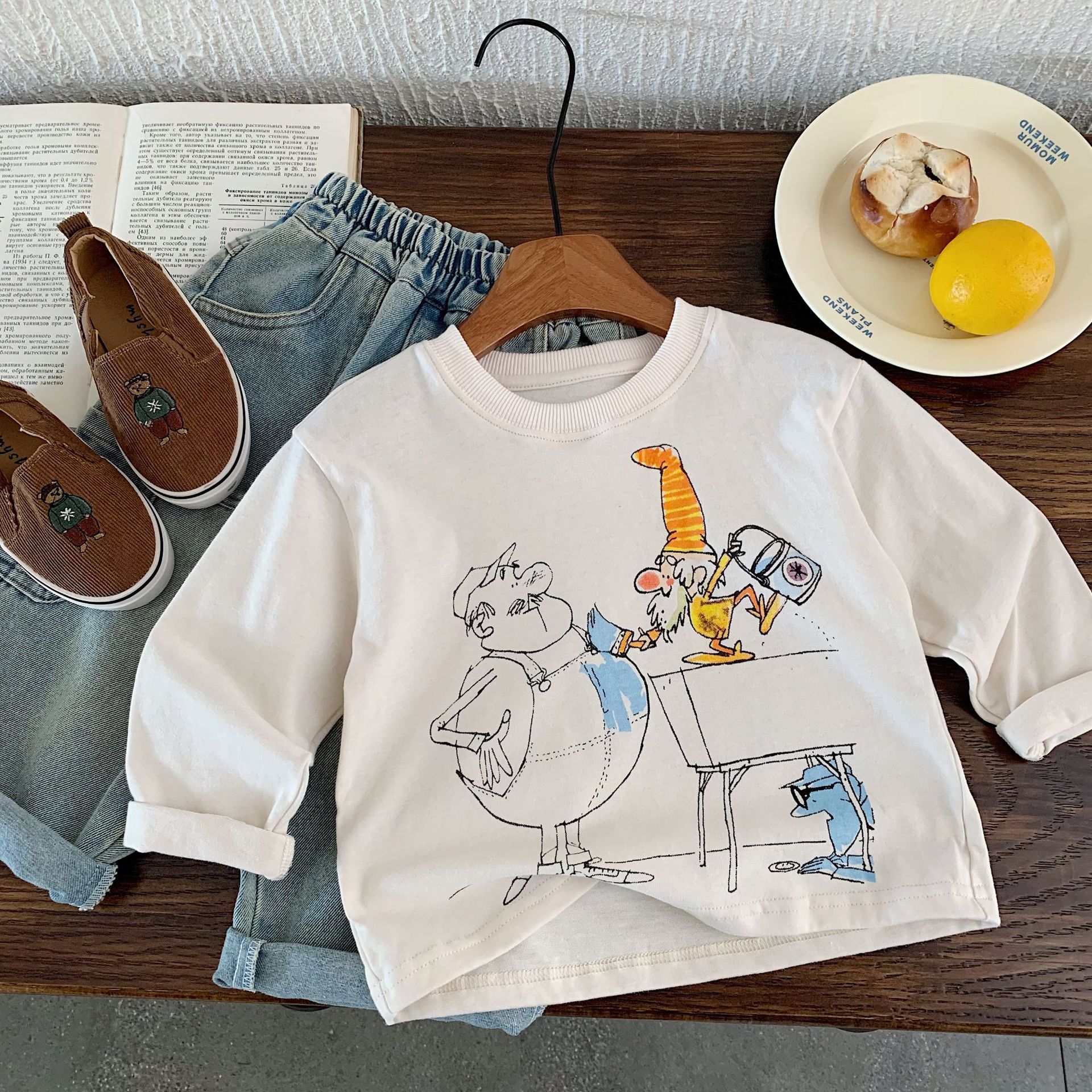 Cartoon printed versatile base shirt for girls and babies
