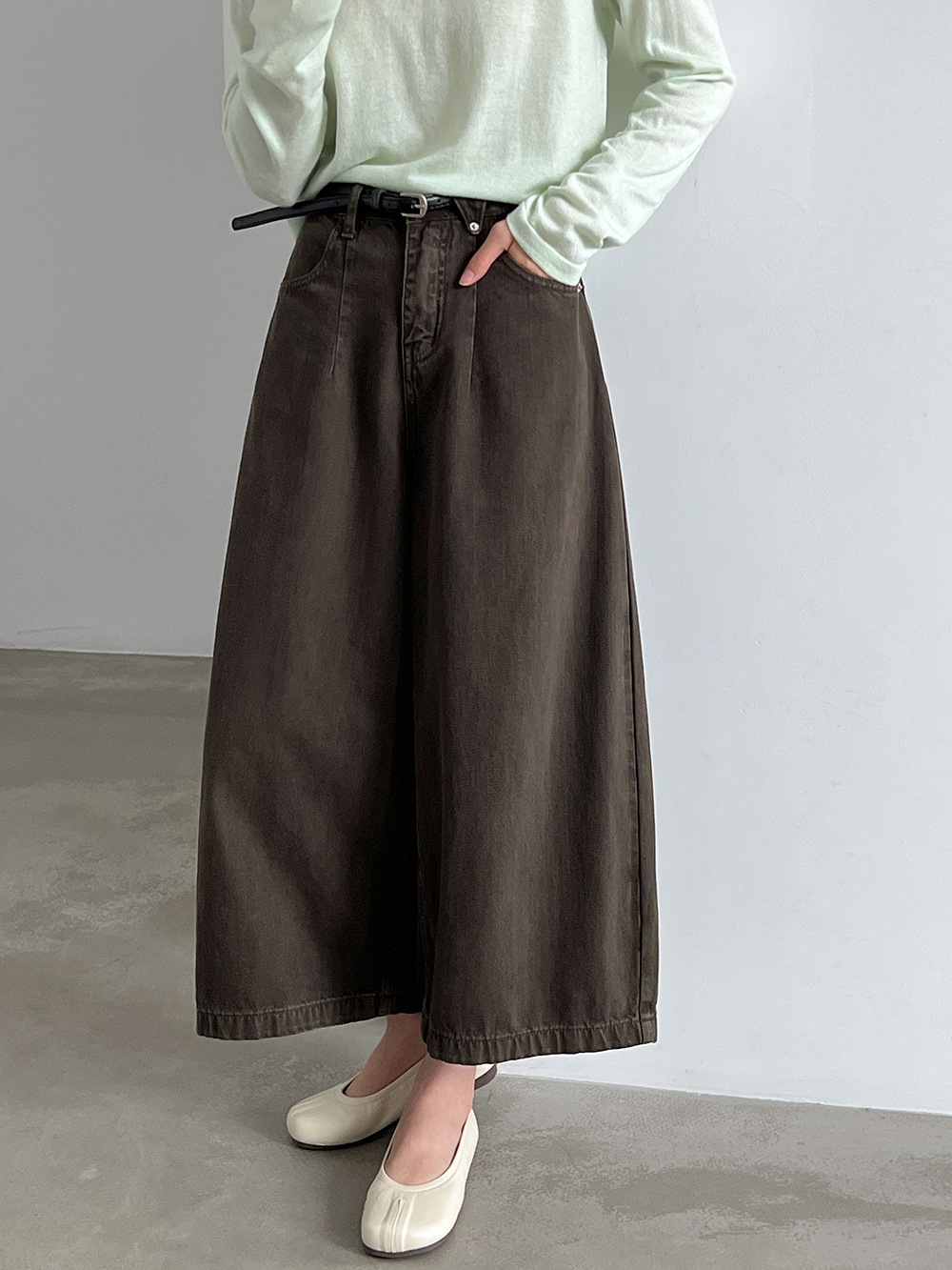 Cropped Belted Wide-Leg Jeans