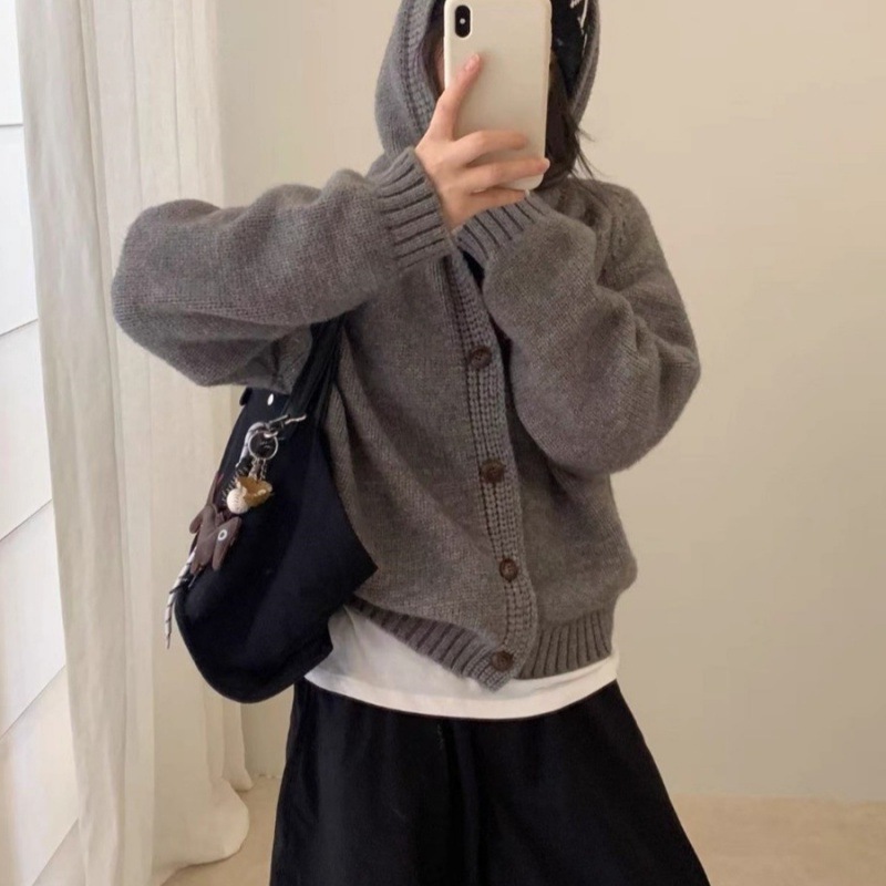 Soft and sticky sweater jacket mid length top