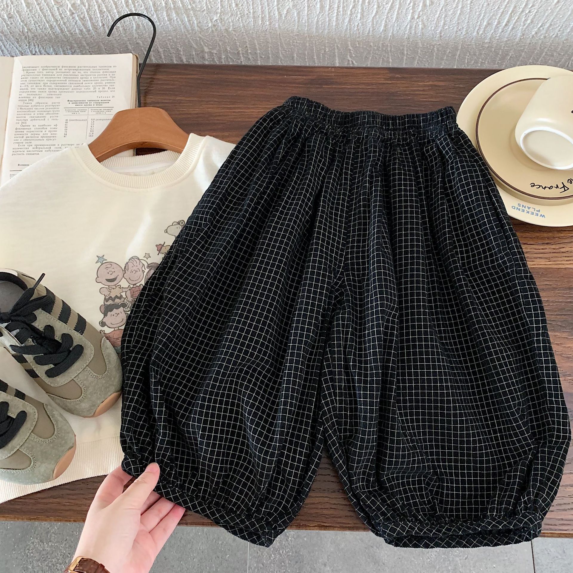 Loose, casual and versatile baby's plaid pants for wearing outside