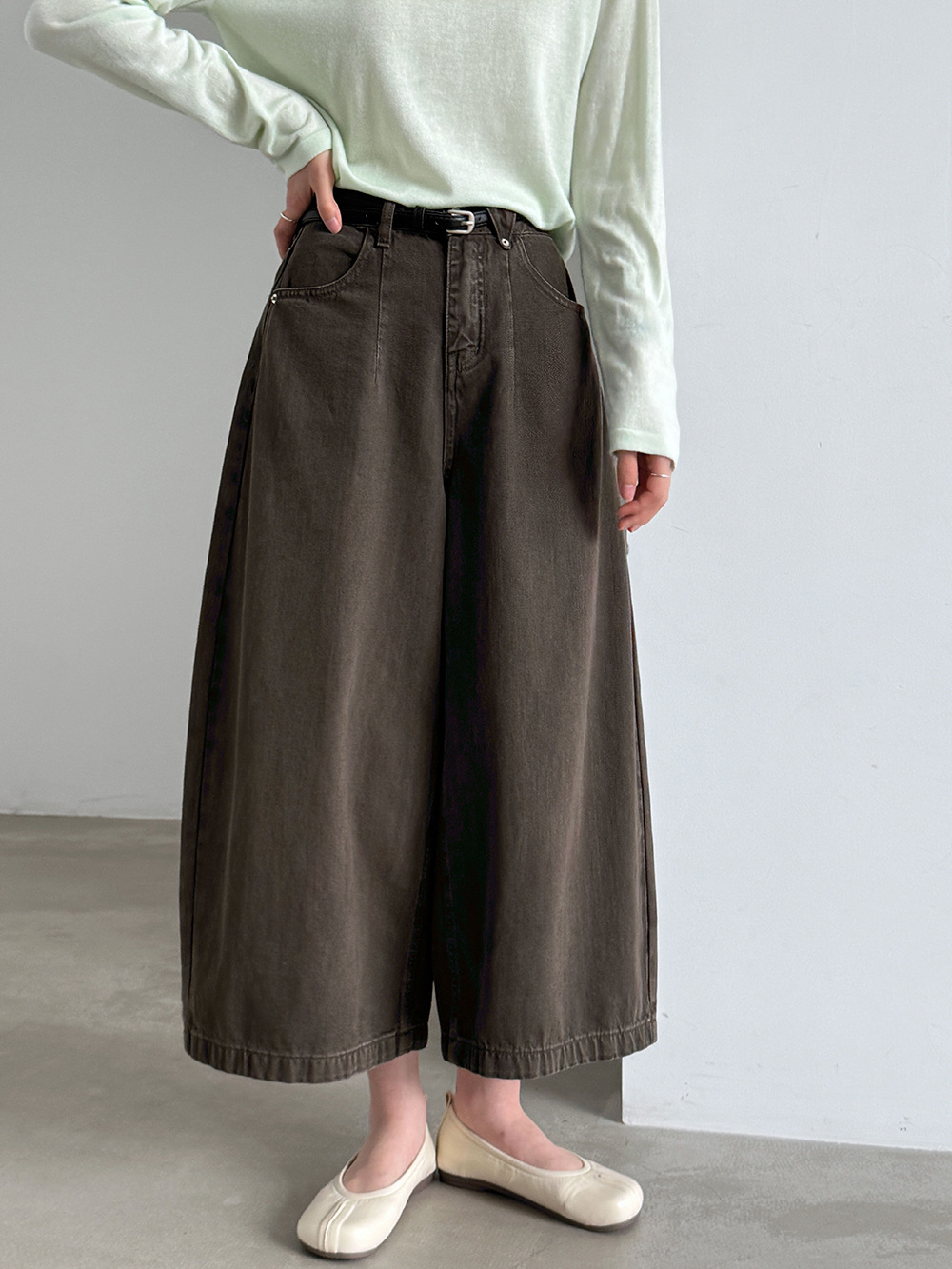 Cropped Belted Wide-Leg Jeans