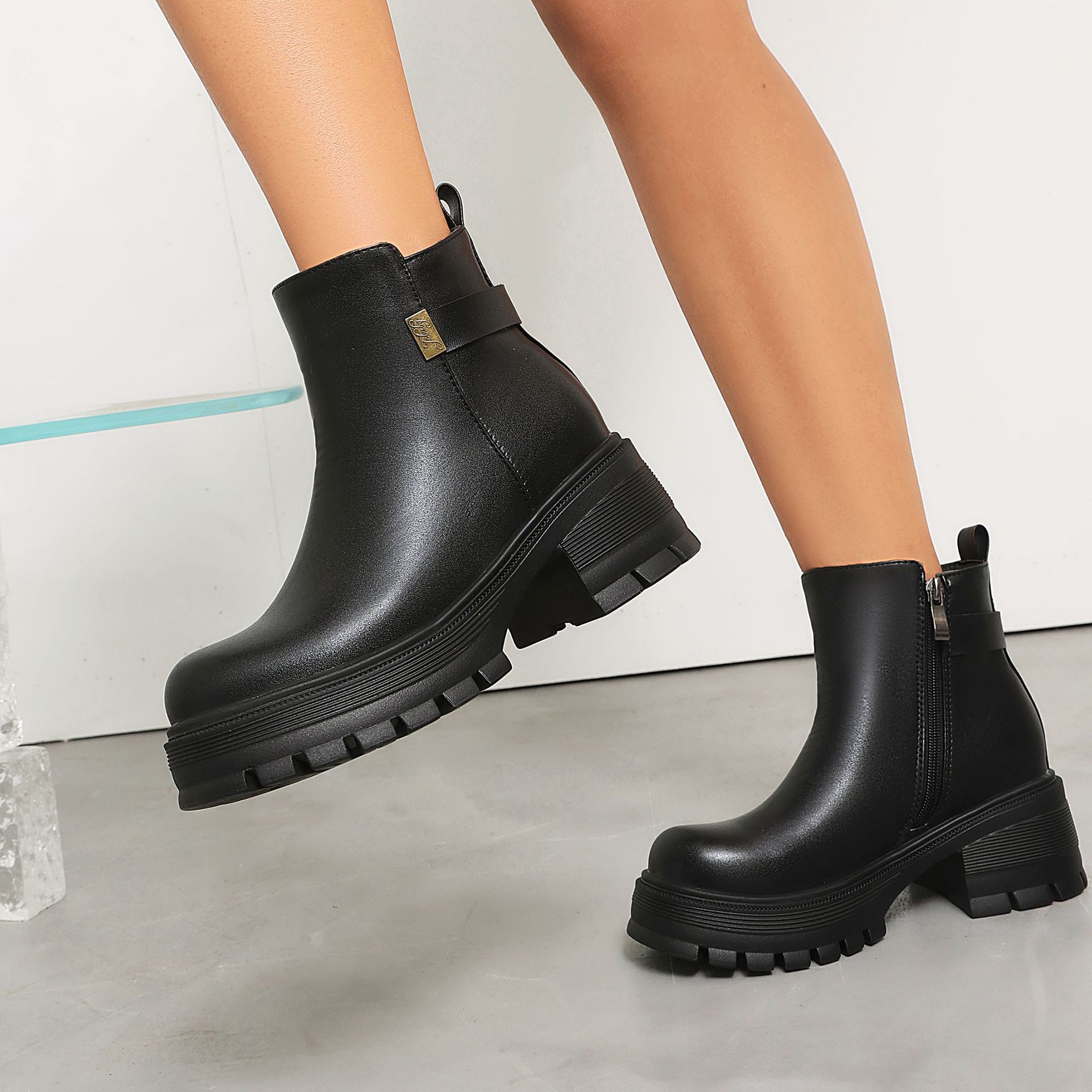 Women's platform ankle boots – close-up of round toe and chunky lug sole detail