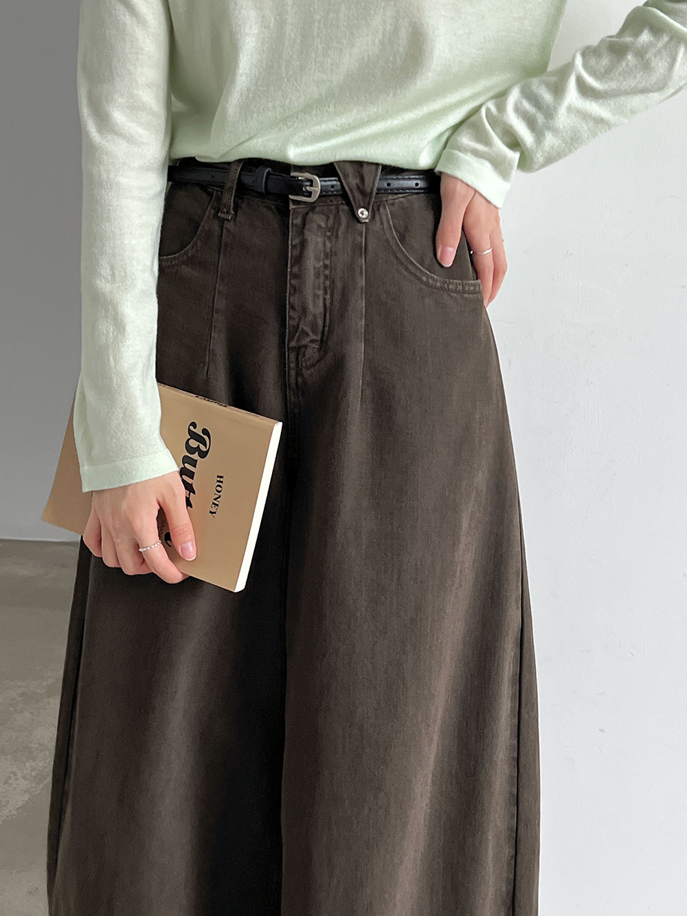 Cropped Belted Wide-Leg Jeans