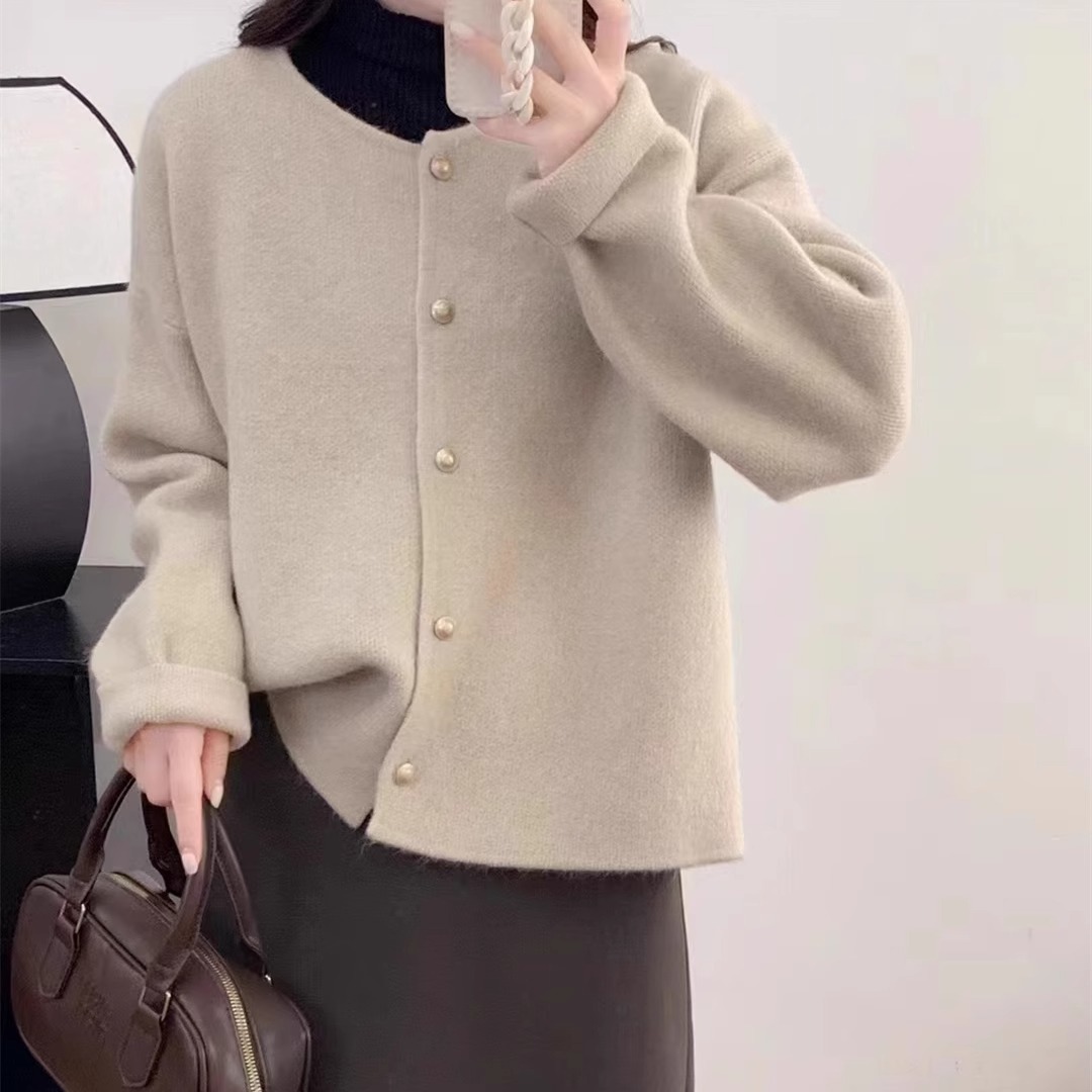 Round neck loose sweater single breasted knit sweater