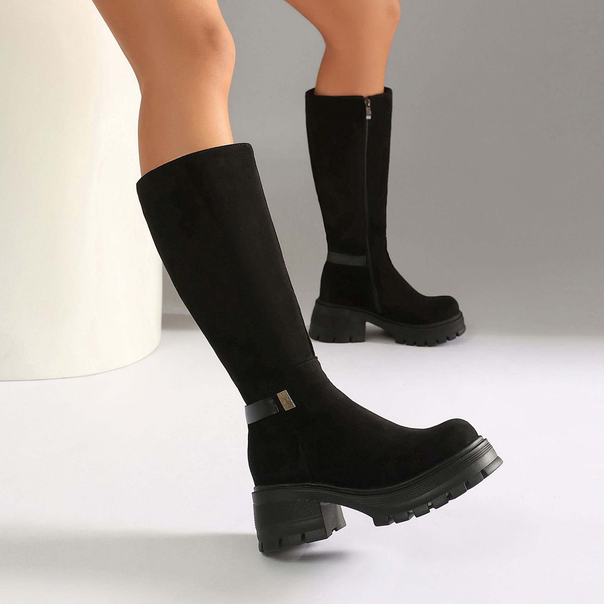 Size reference – women's knee-high boots on model showing fit and shaft height