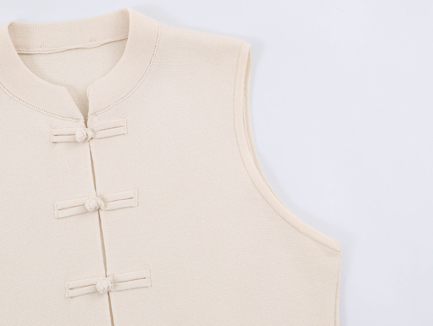 Knot-Fastening Knit Vest