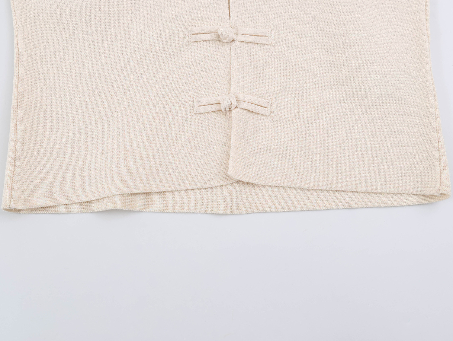 Knot-Fastening Knit Vest