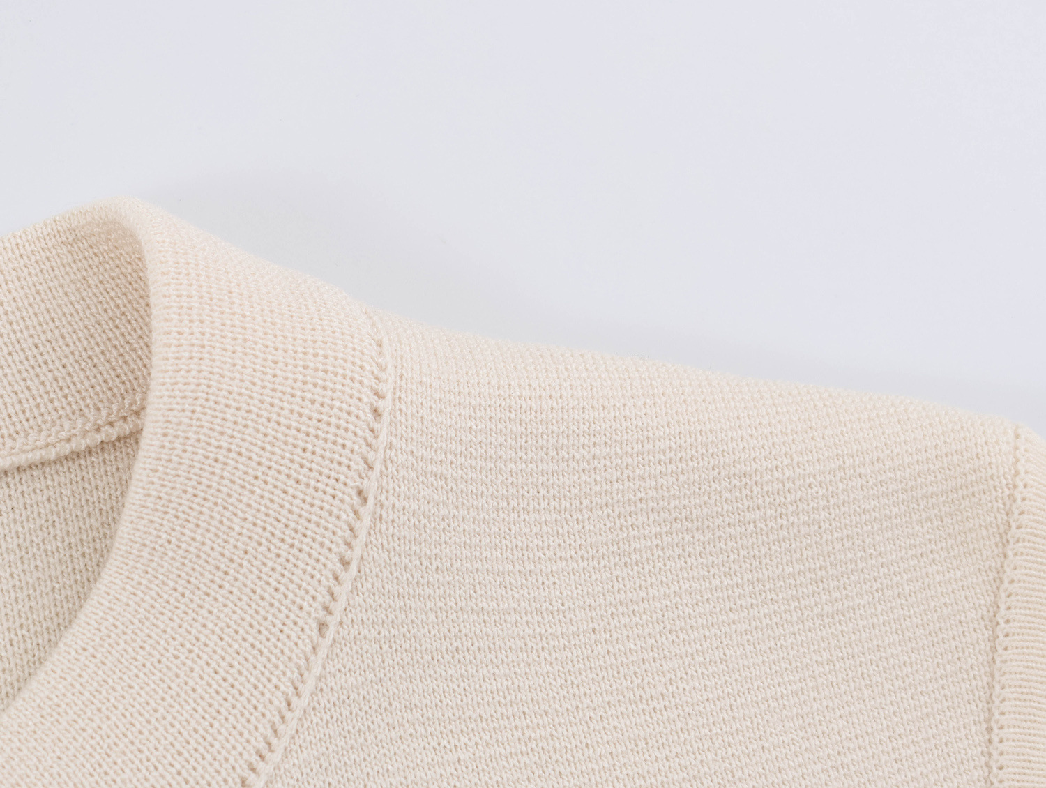 Knot-Fastening Knit Vest