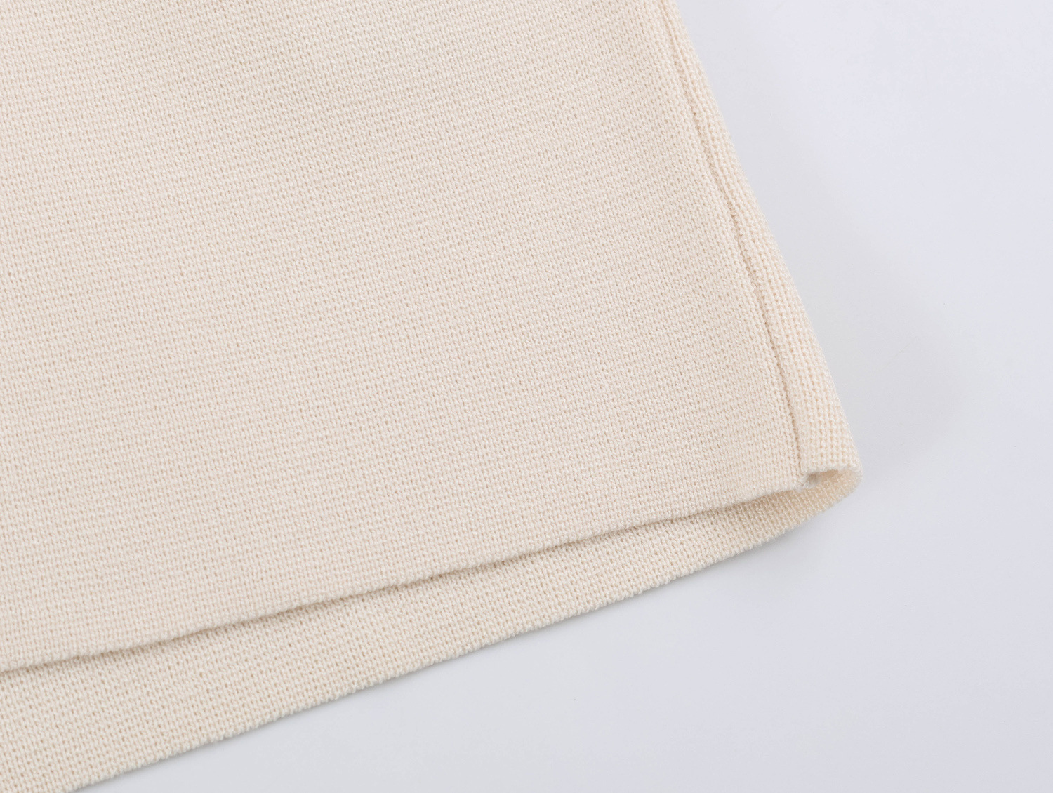 Knot-Fastening Knit Vest