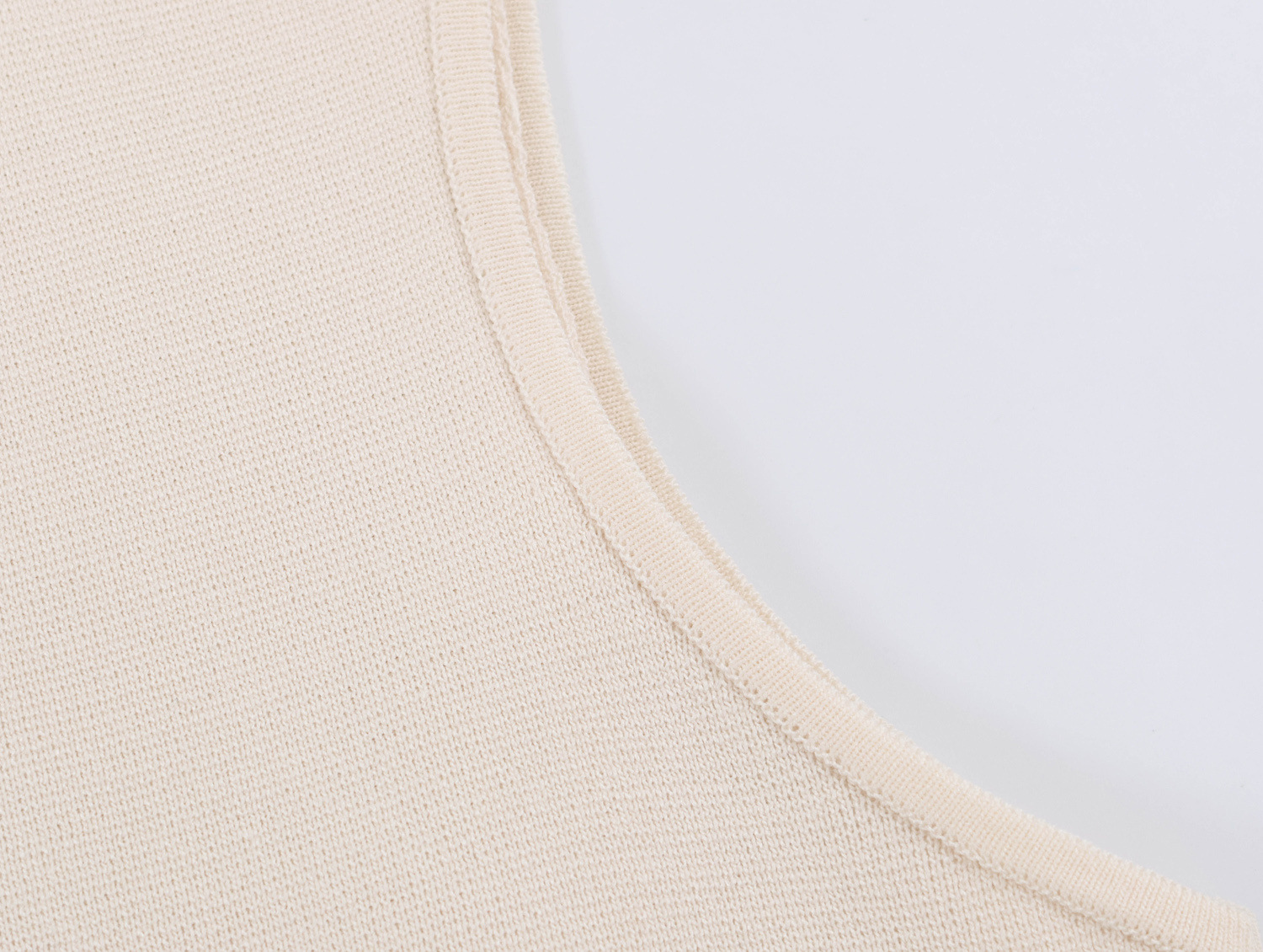 Knot-Fastening Knit Vest