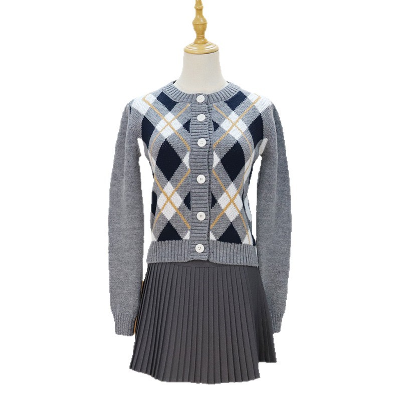 Diamond patterned short sweater
