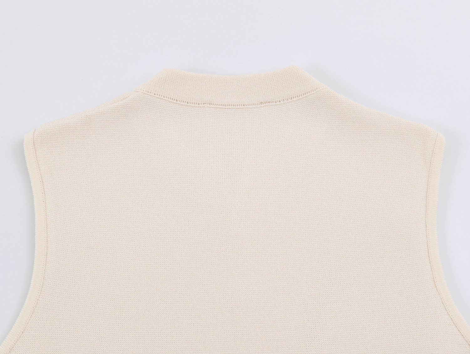 Knot-Fastening Knit Vest