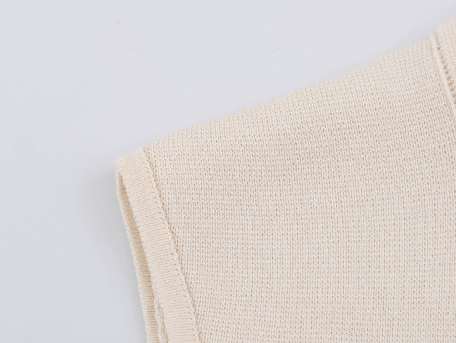 Knot-Fastening Knit Vest